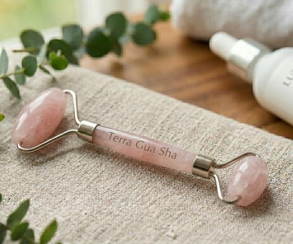 Rodillo facial de cuarzo rosa para masaje del rostro