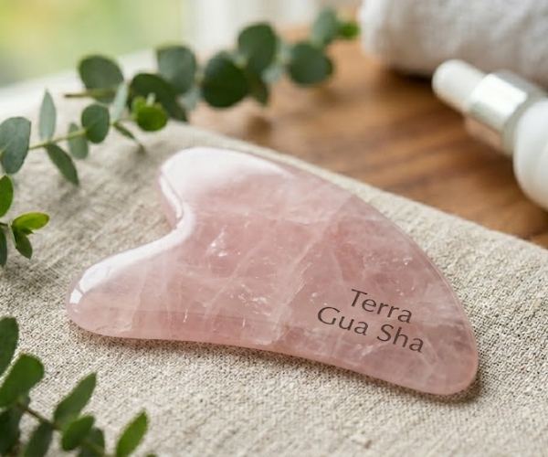 gua sha de cuarzo rosa