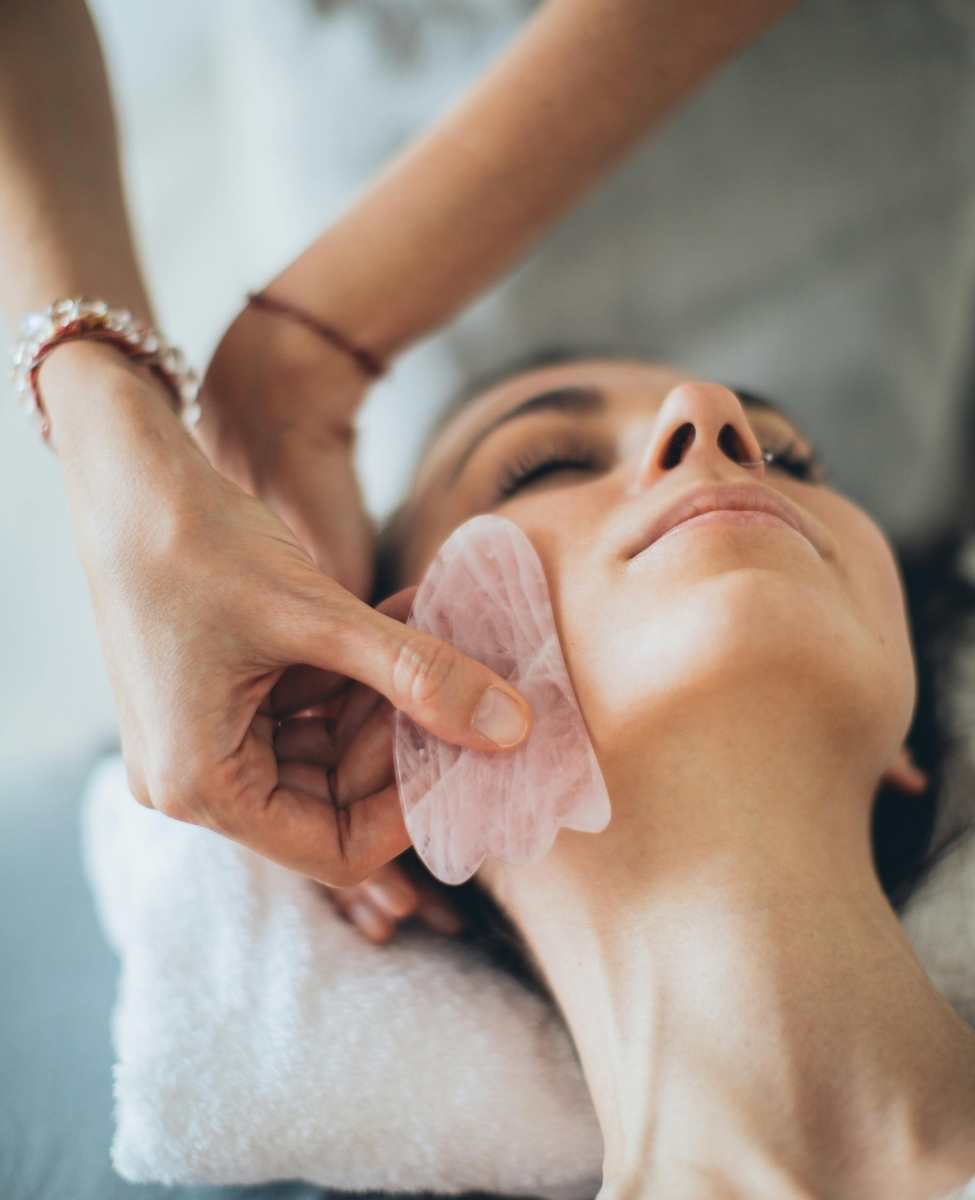masajes faciales con gua sha
