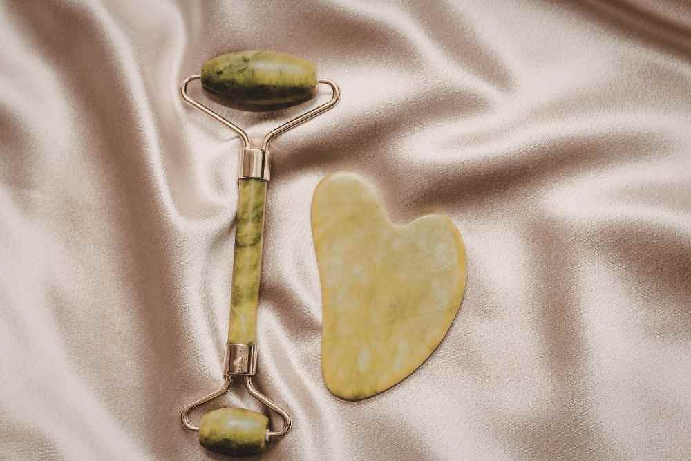 piedra gua sha y roll